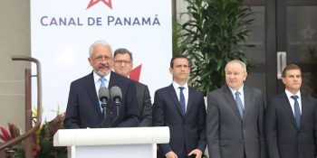 Exministro de Economía toma posesión como administrador del Canal de Panamá