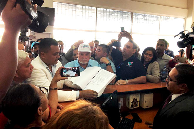 Martinelli presenta firmas en CD para pedir convención extraordinaria