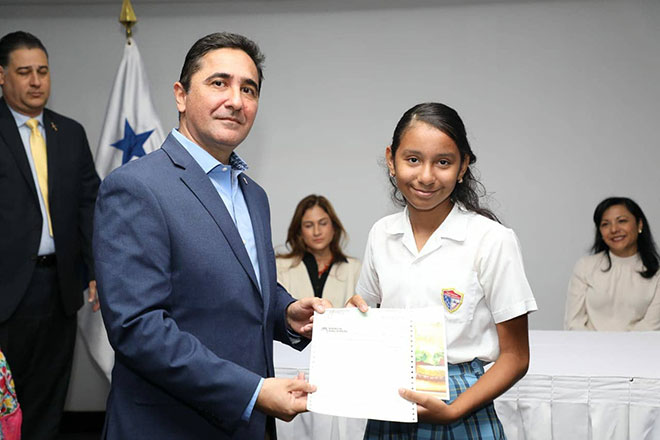 AIT entrega becas a hijos de colaboradores