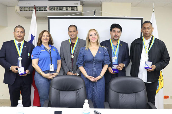 Condecoran funcionarios en el SNM