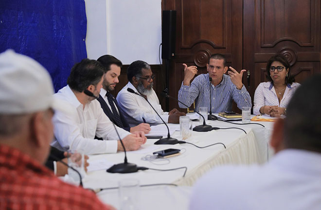 Gobierno promete dialogar con dirigentes del transporte selectivo