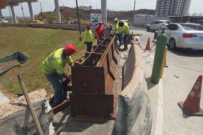 Continúa reparación de muro de hormigón jersey en la vía Roosevelt