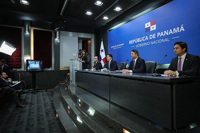 Gobierno anuncia rebaja en combustible y electricidad