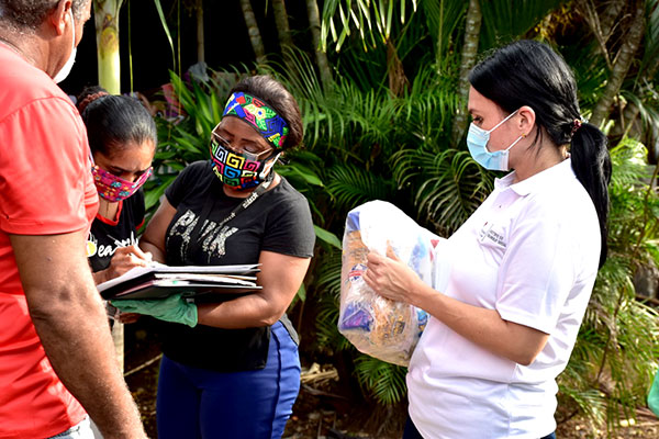 MIDES y Gobernadora de Panamá llevan alimentos a familias en Tocumen