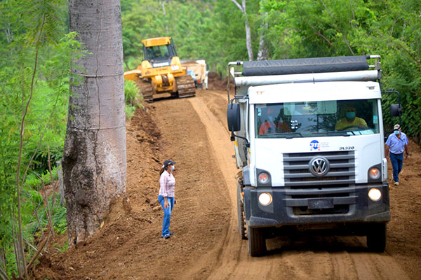 Gobernadora Meana inspecciona carretera hacia  comunidad Gonzalo Vásquez