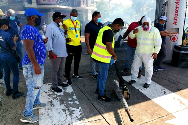 Alcalde Carrasquilla lidera jornada de fumigación contra mosquitos