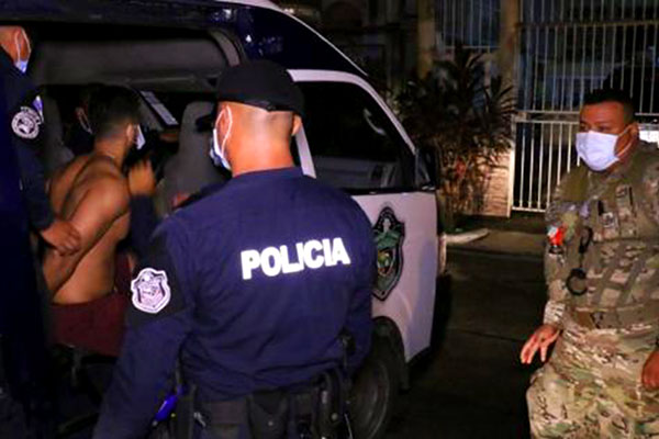Detienen a ciudadanos que festejan en medio de tragedia por COVID