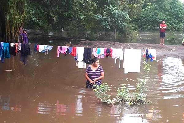 Asisten a familias afectadas por desprendimiento de techo e inundación