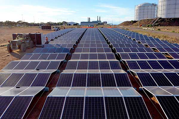 AES y empresa australiana 5B crean alianza estratégica