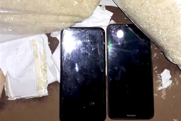 Cae ciudadano intentando introducir a penal arroz con celulares