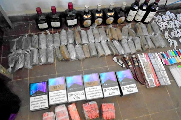 Detectan licor, equipos tecnológicos y otros objetos en basurero de La Joyita