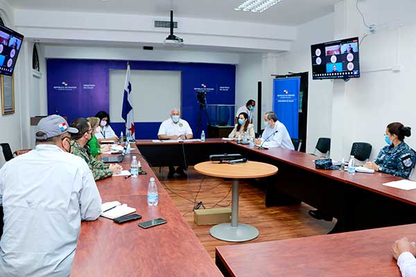 Panamá y Colombia comparten datos sobre flujo masivo de migrantes