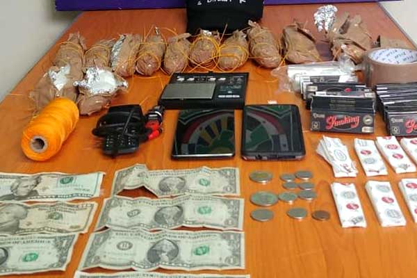Tras seguimiento, cae custodio con sustancia y artículos prohibidos