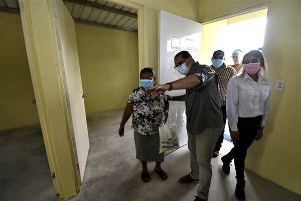 Tres familias reciben nuevos hogares en La Nícora
