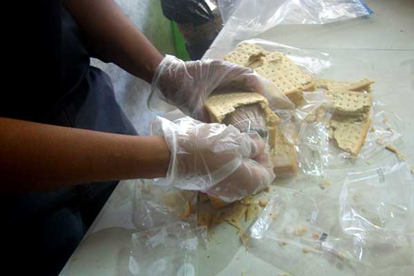 Mujeres intentan ingresar a penal presunta sustancia ilícita en pizzas y galletas
