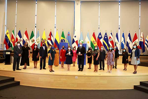 Premian a docente de San Miguelito y a escuela de Panamá Oeste