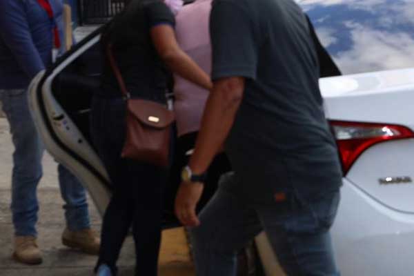 Imputan cargos y detención por presunto delito de maltrato a mujer que dirigía albergue infantil