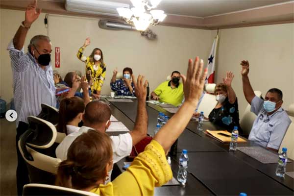 Bancada de CD reelige a Ábrego como jefa y anuncia apoyo al perredista Adames para presidir AN