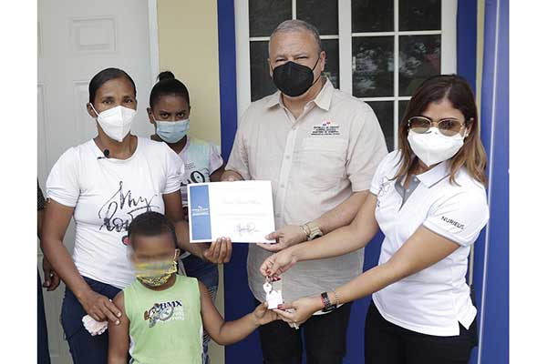 Entregan solución habitacional a madre soltera con problema de salud en Aguadulce
