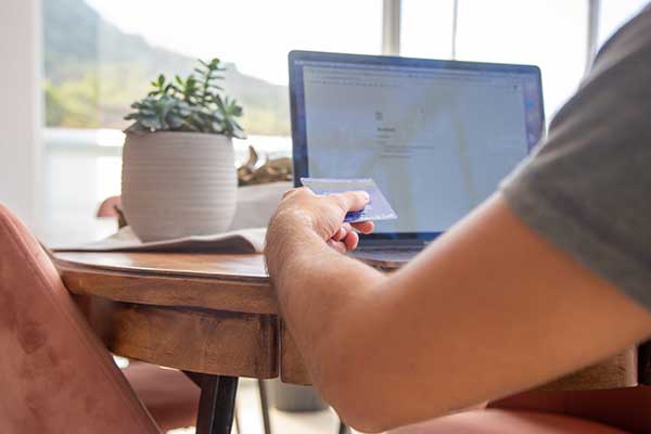 Consejos prácticos para librarte de aplicaciones móviles y páginas web falsas