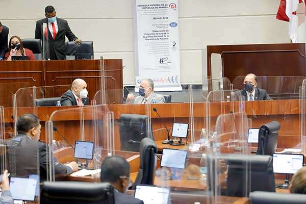 “Camarón legislativo” prospera y supera tercer debate, pese a cuestionamientos