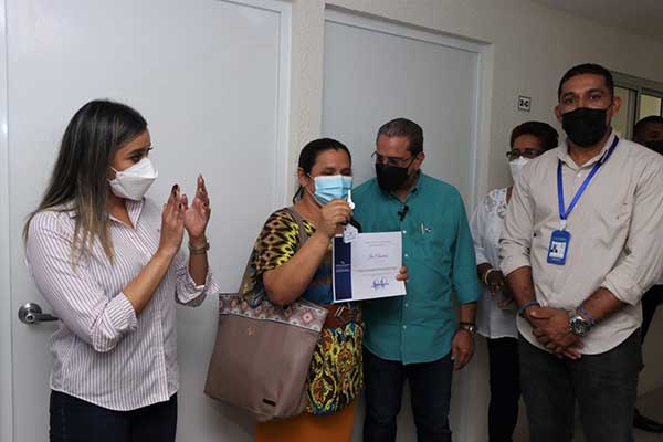 30 familias reciben apartamentos en Ciudad Esperanza y calle de acceso