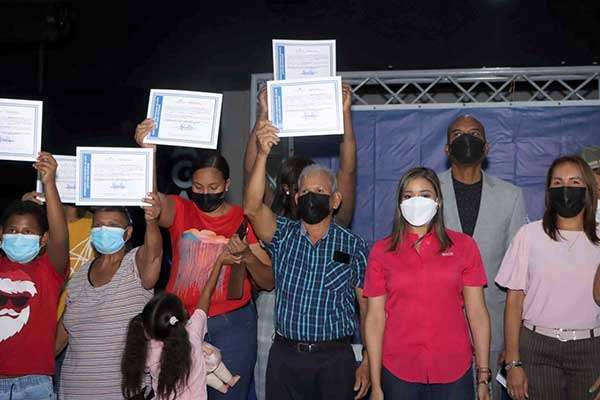 Entregan certificaciones de lotes a 35 familias de asentamiento en Las Cumbres