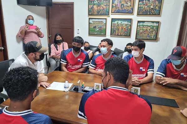 Alcalde de Santiago aporta 15 mil balboas al torneo Latinoamericano de Béisbol