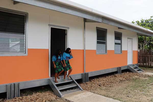 Continúa instalación de aulas modulares en áreas comarcales