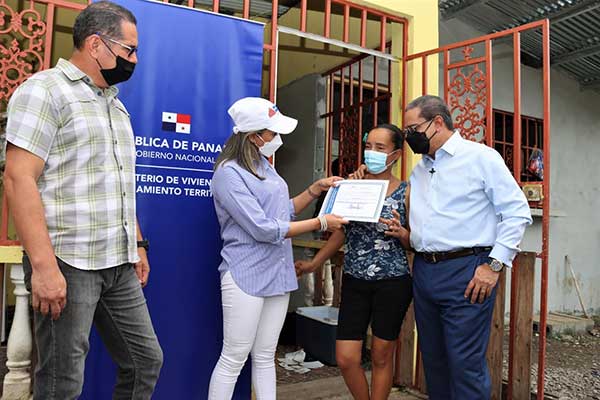 Entregan certificados de lotes a 16 familias en Veracruz
