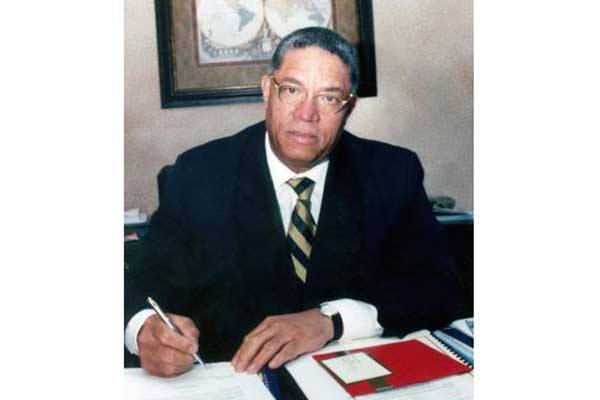 Ex ministro Alleyne, candidato de Panamá para director de la OPS