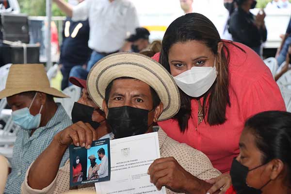Familia obtiene título de propiedad, tras 80 años de cultivar la tierra