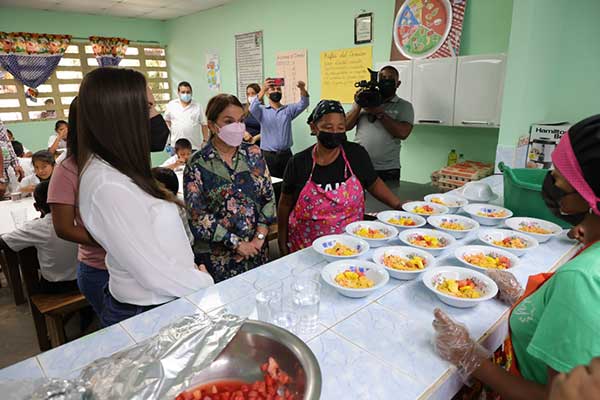 Ministra Gorday de Villalobos pondera impacto del programa ESH en escuelas