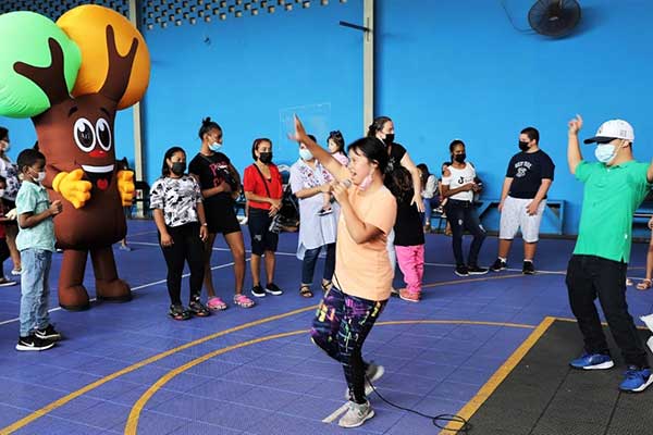 Programa de natación para personas con discapacidad celebra primer aniversario