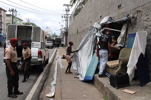 Realizan jornada limpieza en la Avenida Nacional para evitar invasiones de personas sin techo