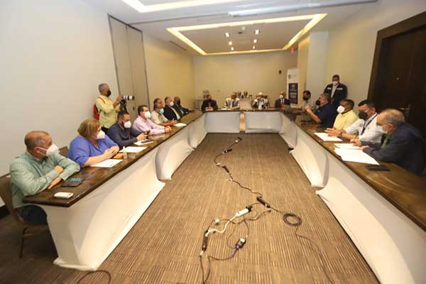 Valderrama llama a unir esfuerzos para fortalecer el agro en reunión técnica de OIRSA