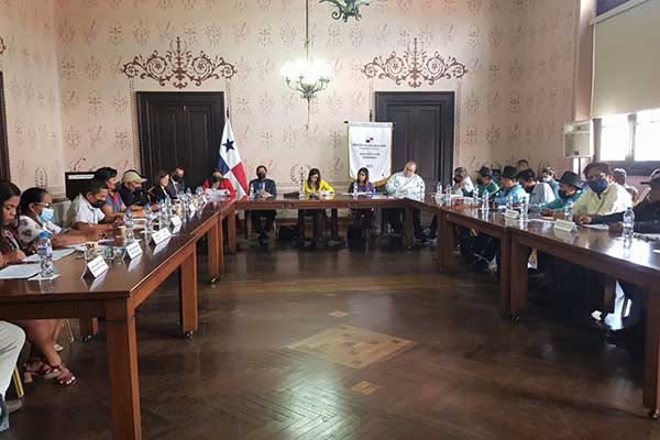 Autoridades indígenas buscan respuesta a titulaciones de tierras colectivas