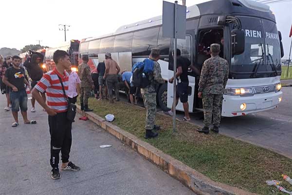 Autoridades panameñas afirman que traslado de migrantes cumple con acuerdos internacionales