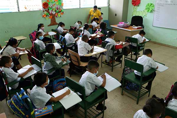 Docentes continúan impartiendo clases en la escuela Bilingüe El Tecal