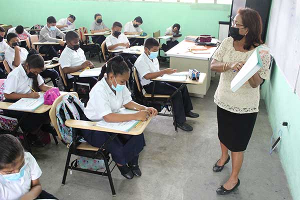 Escuelas de San Miguelito en horario regular de clases