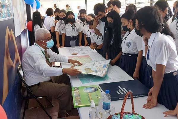 Estudiantes del Instituto Rubiano se instruyen sobre productos cartográficos