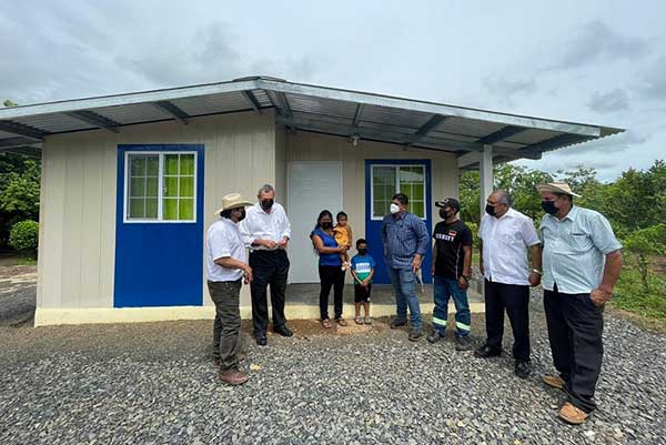 Familia damnificada por incendio en Palo Verde de Cañazas recibe solución habitacional