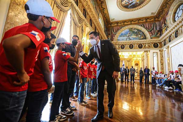 Peloteros de pequeñas ligas de categorías preinfantil, infantil e intermedia visitan Palacio Presidencial