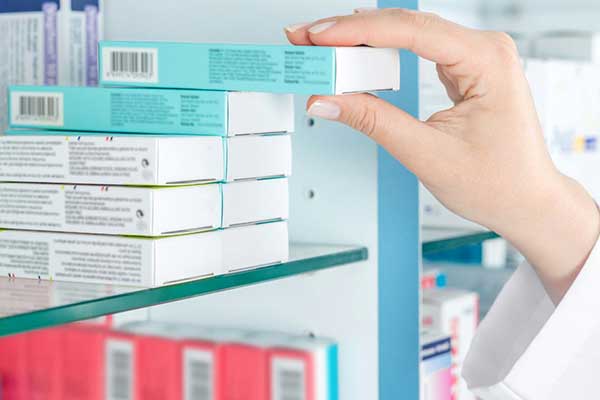 Farmacéuticos avalan decretos que permiten la baja de medicamentos