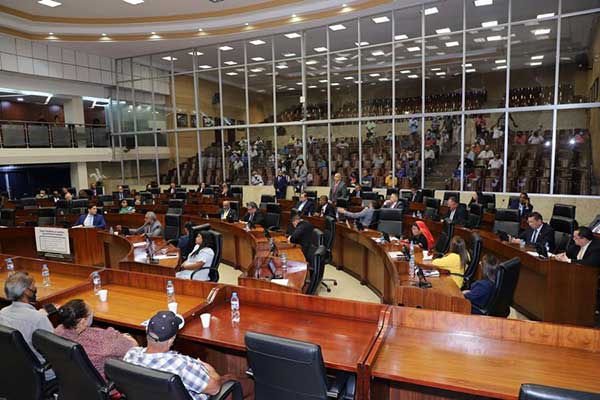 Iniciativa que ordena pago de intereses adeudados de los años 70 y 80 pasa a tercer debate