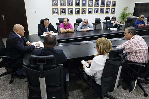 Representantes de pequeñas farmacias exponen inquietudes al presidente de la Asamblea Nacional