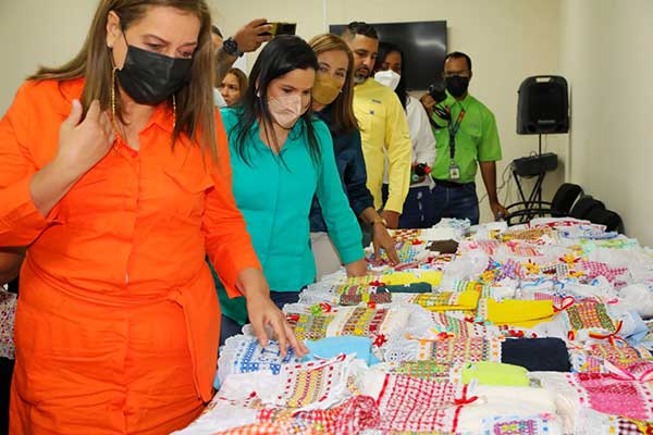 Adultas mayores de San Miguelito se certifican con curso de costura y bordados a mano