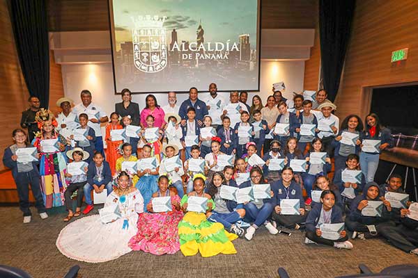 Alcalde Fábrega recibe a equipo ganador en torneo de natación en Costa Rica