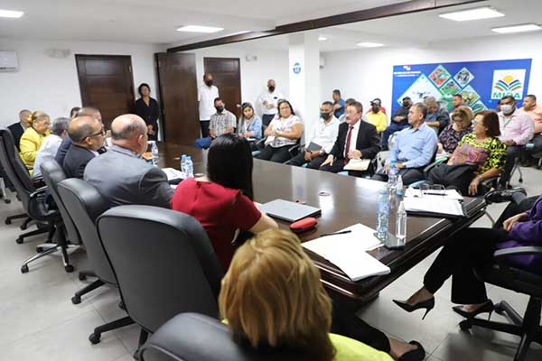 Autoridades del gobierno atienden solicitudes de dirigentes baruenses