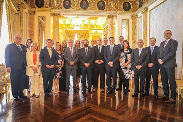 Cortizo invita a Fedefarma a conformar comisión para reducir tiempos en producción de medicamentos